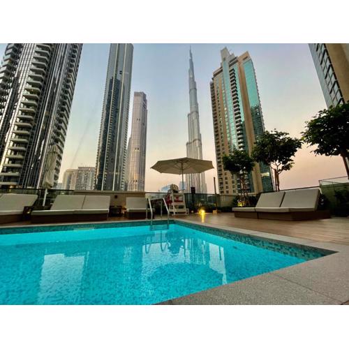 Chic Lux 2BR I High Floor l by Burj Khalifa & Dubai Mall I Pool l Gym