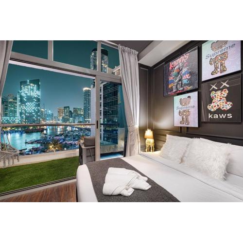 Chic Marina View - Timeless Studio Escape