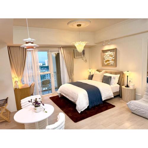 Chic stay at Venice Grand Canal Mall View
