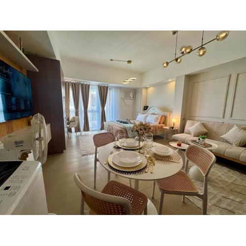 Chic Staycation with Balcony,few step in venice mall