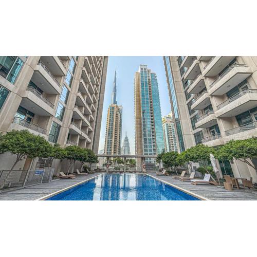 Chic Studio Apartment, Pool and Balcony, Steps to Burj Khalifa