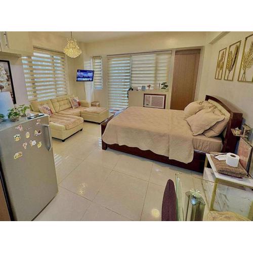 Chic Unit with Balcony - Free wifi & netflix across Naia Terminal 3 Airport