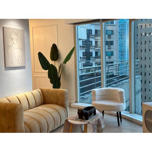 Chic Urban Stay with Balcony & Bathtub in Poblacion