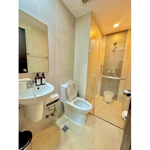 City View Unit with Balcony