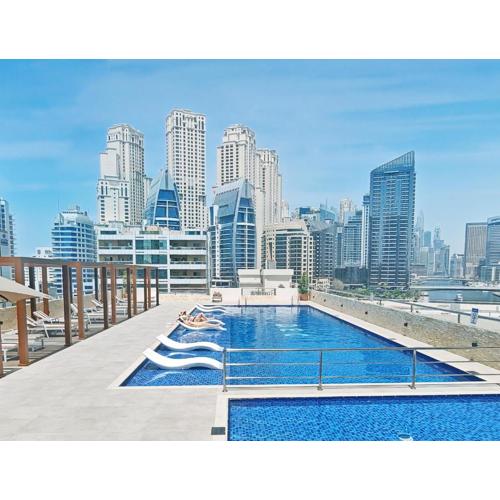 Classic Charm a Studio with Iconic Marina Views