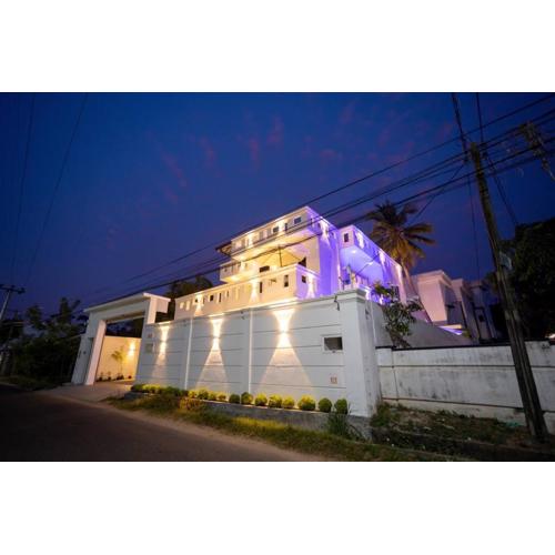 Clintonvilla 4-bedroom with pool near to Airport