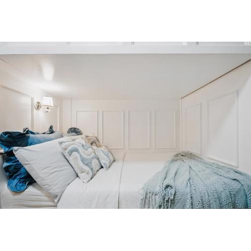 Coastal Studio in KL Tower Serviced Residences, Greenbelt, Makati! Maximum capacity 5 pax!