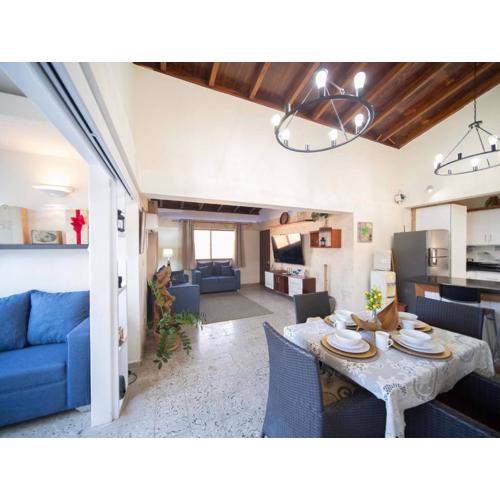 Colonial 2BR Apartment 2mins walk to beach