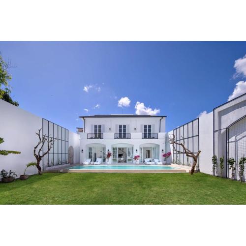 Colonial House 4BR Villa Ocean View in Berawa