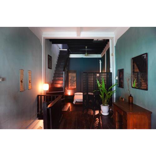 Colonial shophouse with terrace in Chinatown