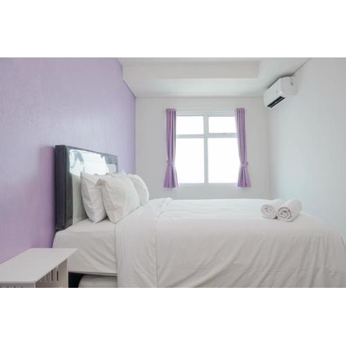 Comfort and Elegant 1BR Green Bay Condominium Apartment By Travelio