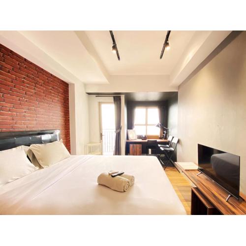Comfort Studio Room at Mekarwangi Square Cibaduyut Apartment By Travelio