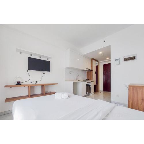 Comfortable and Homey Studio Apartment at Sky House Alam Sutera By Travelio