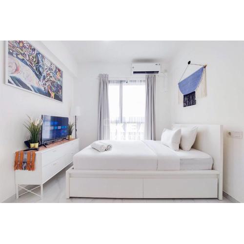 Comfortable and Homey Studio at Sky House Alam Sutera Apartment By Travelio