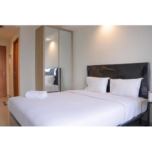 Comfortable and Strategic Studio Apartment Evenciio Margonda By Travelio