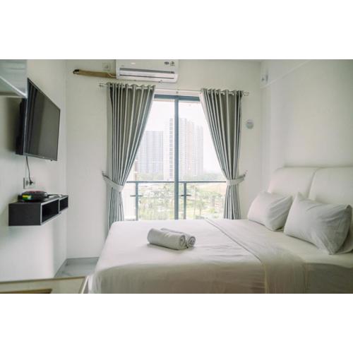 Comfortable Studio with Pool View at Sky House BSD Apartment By Travelio