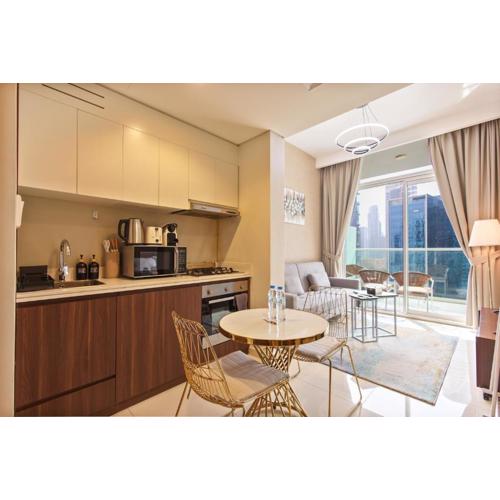 Comfy 1BR with Large Balcony - 15-min to Mall & Burj