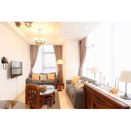 Comfy 2BR L'Avenue Apartment By Travelio