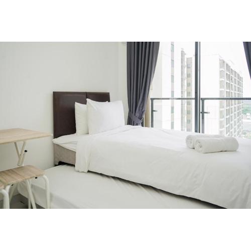 Comfy and High Floor Studio at Sky House BSD Apartment By Travelio
