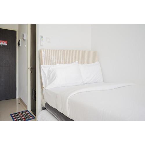 Comfy and Minimalist Studio Room at Serpong Garden Apartment By Travelio