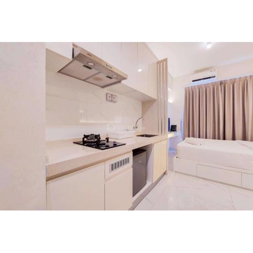Comfy Designed and Modern Studio at Sky House BSD Apartment By Travelio