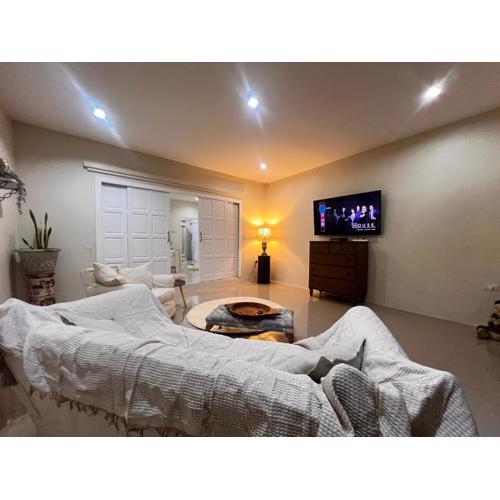 Comfy lakeside apartment