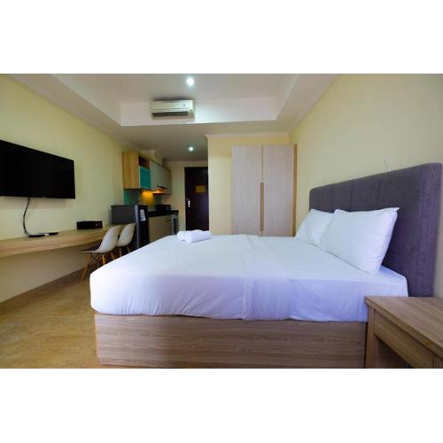 Comfy Studio Room with City View at Menteng Park Apartment By Travelio