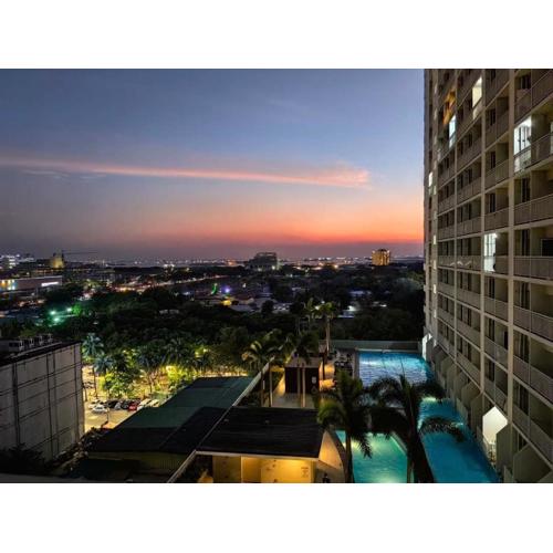 Comfy unit at SMDC Breeze Residences near PICC, MOA, NAIA Airport, CCP with a view!