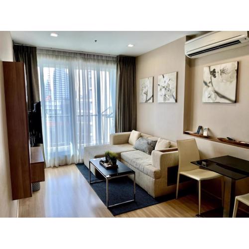 Condo, 3-min walk to BTS, Sky pool, Gym, Wifi, Self check-in at pickup point