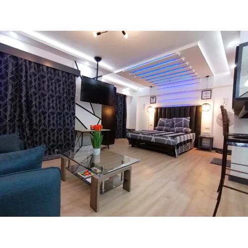 Condo Azur Suites E507 near Airport, Netflix, Stylish, Cozy with swimming pool