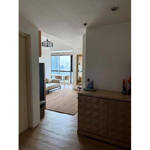 Condo Roughly 30 mins from NAIA with view of Greenhills