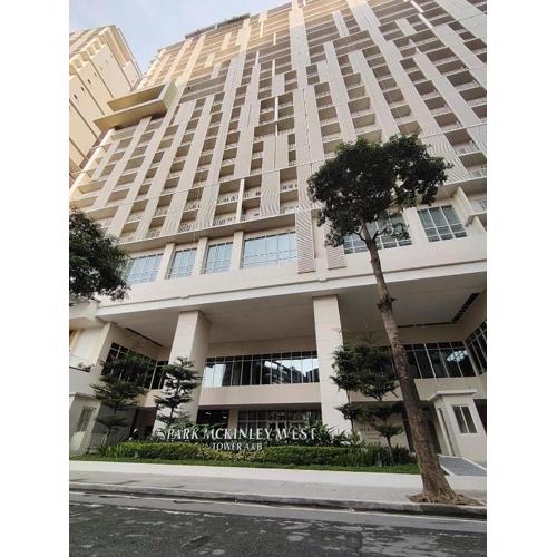 Condo Suite 1 Bedroom McKinley West Taguig City