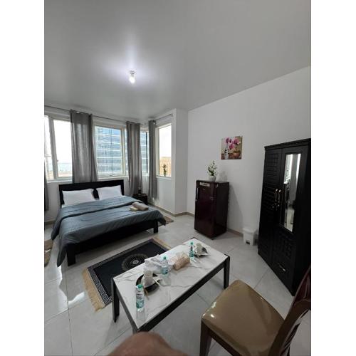Corniche Street - Extremely Unique Room