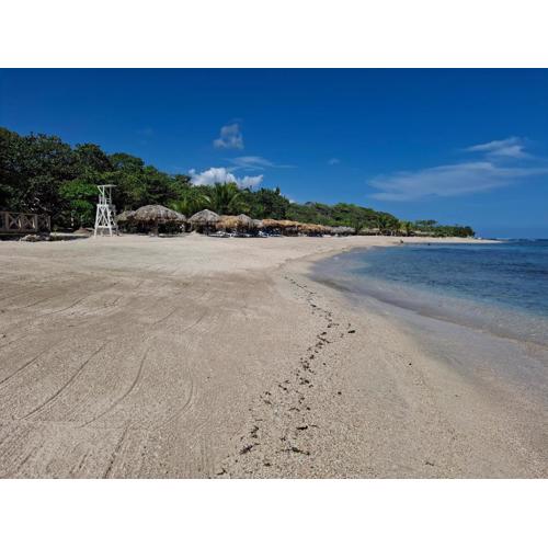 Costambar Seaside Apartment with Pool