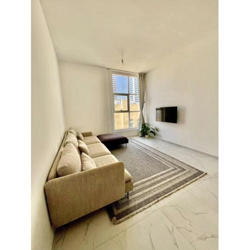 Cosy 2 Bedrooms with pool on the roof and gym 15 min from DXB airport