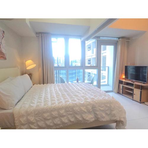 Cosy BGC Uptown Parksuites with Nice Balcony City View and Ultra Fast Internet 300mbps