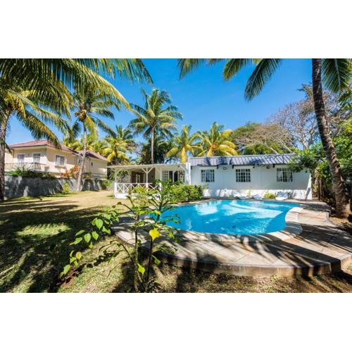 Cosy private bungalow pool 5 mins to beach