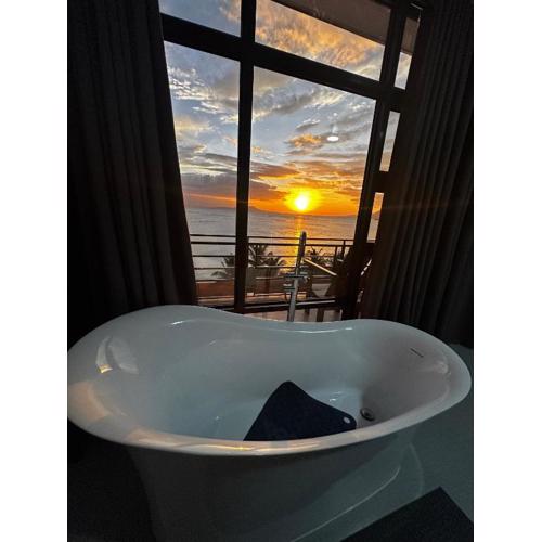 Couple Suite with Ocean View & Relaxing Tub Batangas