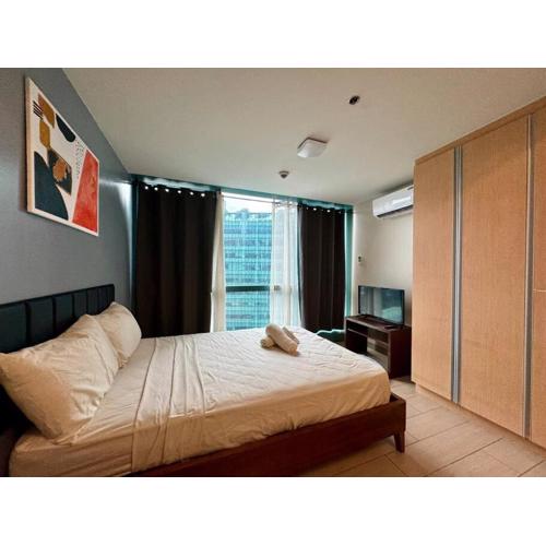 Cozi Chic 1br Condo beside One uptown Mall BGC
