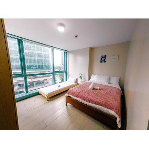 COZI two bedroom family room near Grand Hyatt BGC