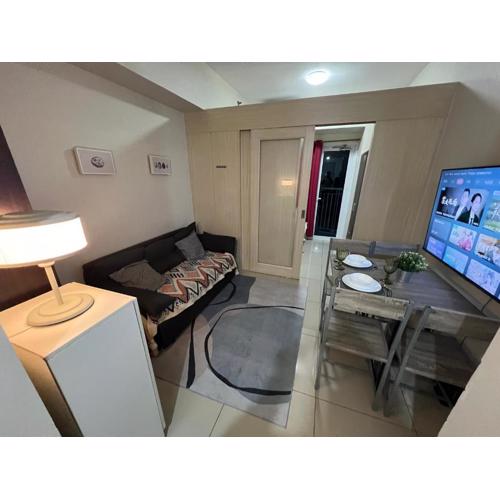 Cozy 1 Bedroom Makati Condo with Balcony Wifi