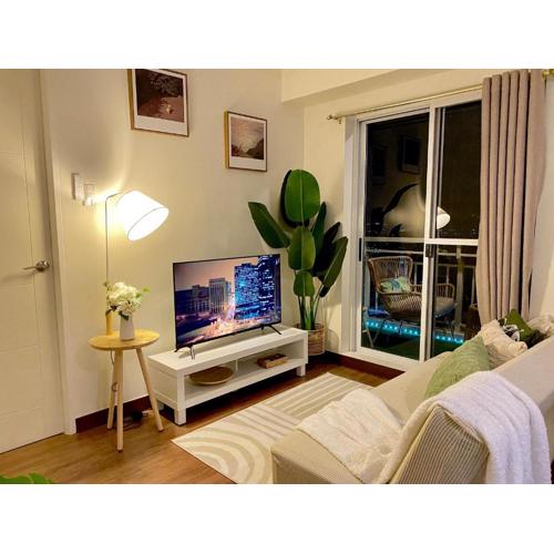 Cozy 1 BR Scandinavian/Tropical Condo with Balcony & Parking