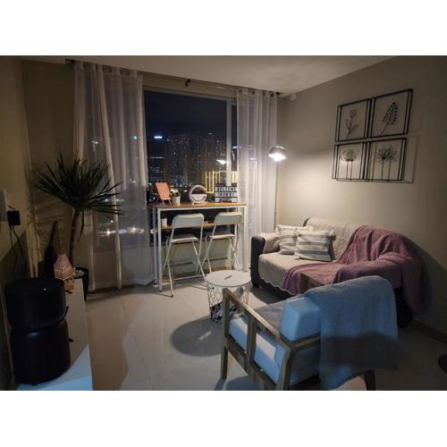 Cozy 1BR Corner with Panoramic City Skyline View