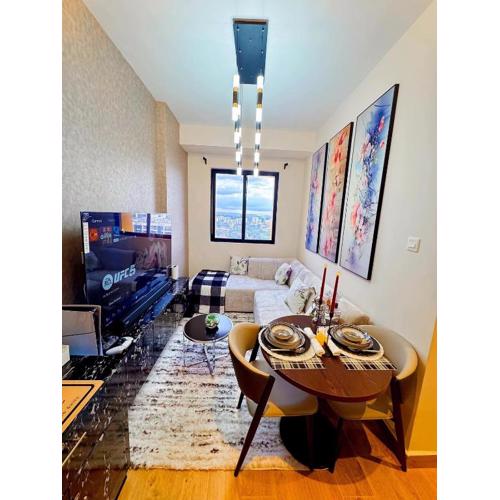 Cozy 1BR Getaway, Gym, Pool & City Convenience