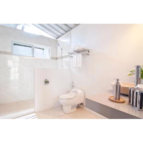 COZY 2 BR Villa Private POOL walk to the beach