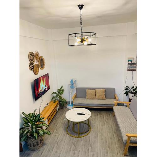 Cozy 2BR Apartment with Balcony and Mountain View - Logan's Transient Apartment 1