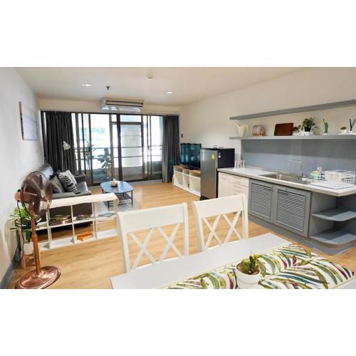 Cozy 2BR Apt in Central Bangkok 5 mins BTS 110 SQM by MattCo