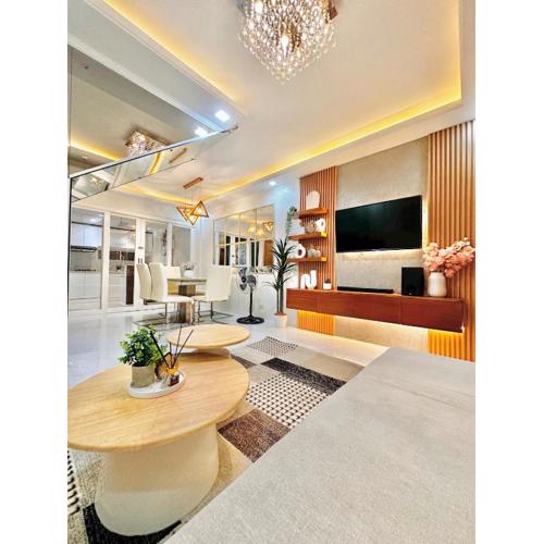 Cozy 2BR Home near airport with pool access