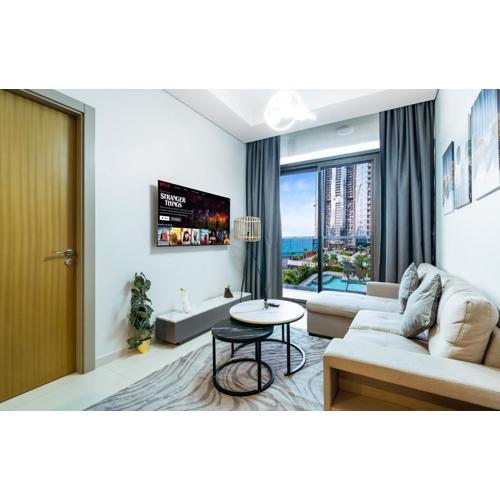 Cozy 2BR Pool & City Views