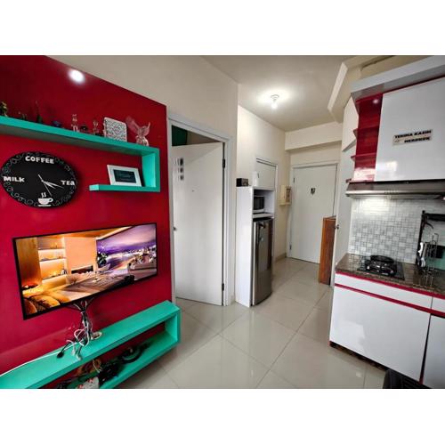 Cozy 2BR Pramuka Apt Tower Penelope with Pool & Wi-Fi